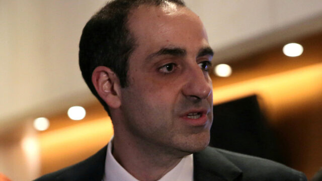 Ο Γρηγόρης στο πλευρό του μικρού Κυριάκου...