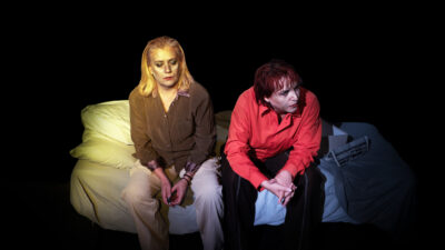 Η παράσταση «Τσάι με μπαρούτι, κύριε Πίντερ;» της Φωτεινής Βαμβούκη, σε σκηνοθεσία Ευτυχίας Λιβανίου στο Θέατρο Lib’ro