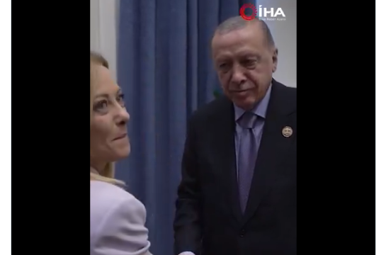 Ερντογάν στη Μελόνι: Μια χαρά είσαι, αλλά να κόψεις το τσιγάρο
