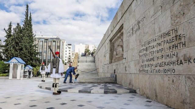 “Χαρτοπόλεμος” Δένδια και Δούκα για τον Άγνωστο Στρατιώτη – Στη Δικαιοσύνη ο Δήμος