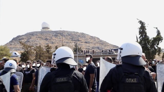 Οι γαλάζιοι, οι παρελάσεις, οι αγρότες κι όποιον... πάρει ο χάρος!