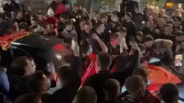 Με άγριους πανηγυρισμούς και πυροβολισμούς στον αέρα οι Αλβανοί για τη νίκη επί της Σερβίας