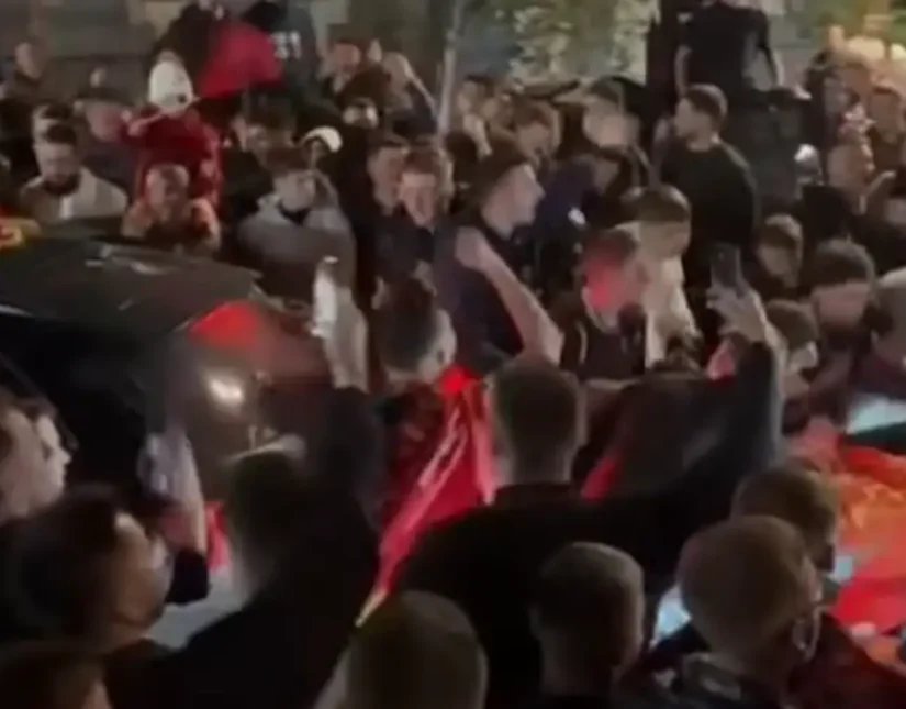 Με άγριους πανηγυρισμούς και πυροβολισμούς στον αέρα οι Αλβανοί για τη νίκη επί της Σερβίας