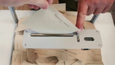 Δημοσκόπηση Interview: Τι λένε οι πολίτες για το δίλημμα “Μητσοτάκης ή χάος” και την οικονομία