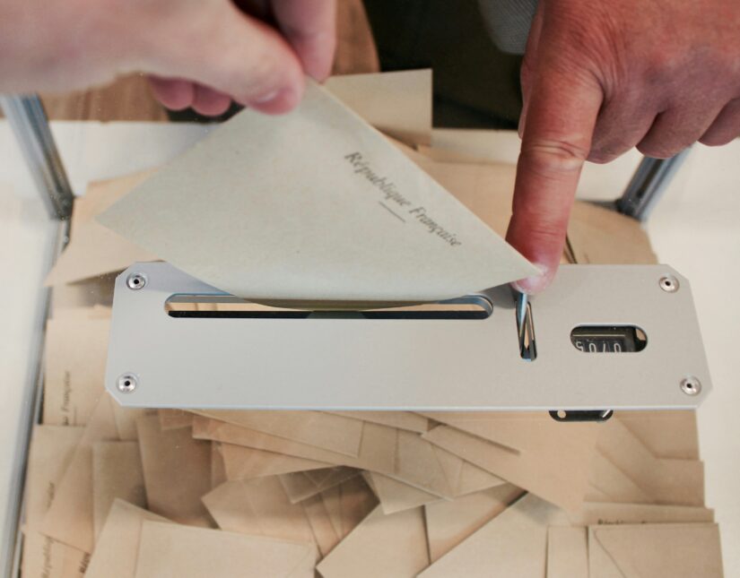 Δημοσκόπηση Interview: Τι λένε οι πολίτες για το δίλημμα “Μητσοτάκης ή χάος” και την οικονομία