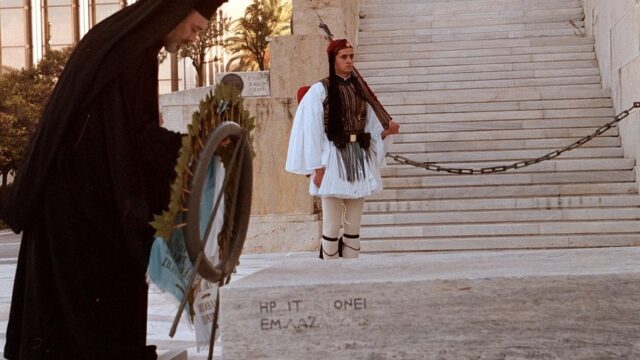 Προσεχώς νέο έργο από Μαξίμου: Νοικοκυραίοι εναντίον τσαντιρολαϊκιστών!
