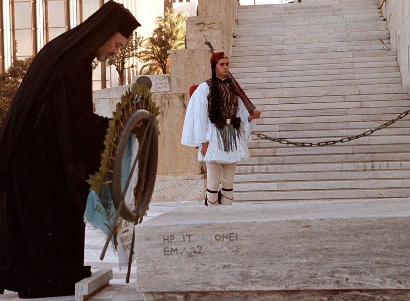 Προσεχώς νέο έργο από Μαξίμου: Νοικοκυραίοι εναντίον τσαντιρολαϊκιστών!