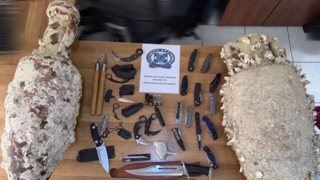Βουλιαγμένη: Μυστήριο με 47χρονο – Βρέθηκαν μαχαίρια και αρχαίοι αμφορείς στο σπίτι του