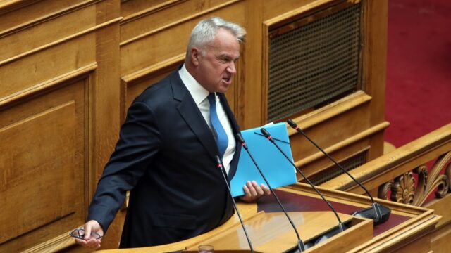 Εγώ κοιτούσα τον Βορίδη, που κοιτούσε τον Βάρρα, που κοιτούσε τον Κυριάκο!