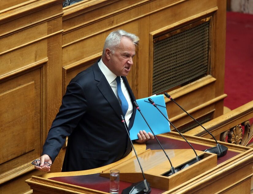Εγώ κοιτούσα τον Βορίδη, που κοιτούσε τον Βάρρα, που κοιτούσε τον Κυριάκο!