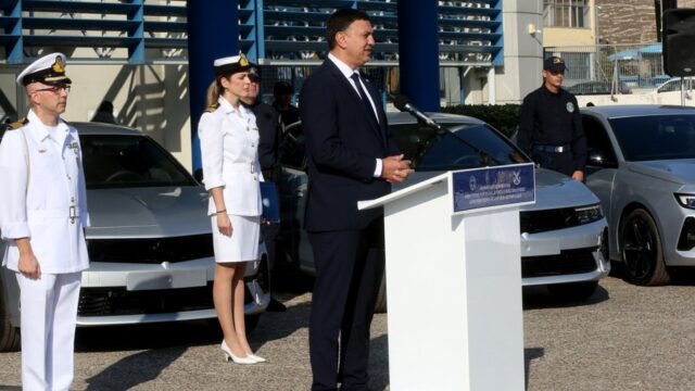 Ο νταής σύντεκνος, ο λιμενάρχης και η... προστάτιδα Ντόρα!