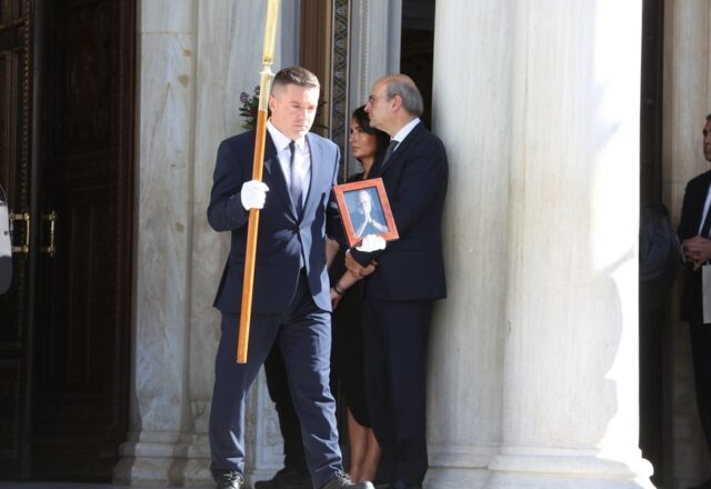 Η Ελλάδα αποχαιρέτισε με συγκίνηση τον Διονύση Σαββόπουλο