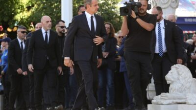 Είχες ανάγκη βρε Νιόνιο να σε ξεπροβοδίσει ο Κυριάκος;