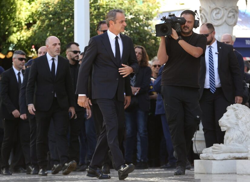Είχες ανάγκη βρε Νιόνιο να σε ξεπροβοδίσει ο Κυριάκος;