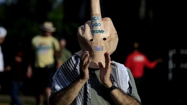 Με σκατά... ραίνει τους διαδηλωτές ο Τραμπ!