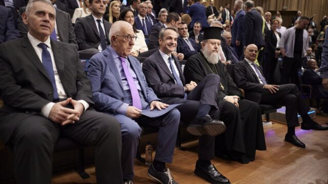 Οι γαλάζιες γκρίνιες και η βεντέτα της Ντόρας…