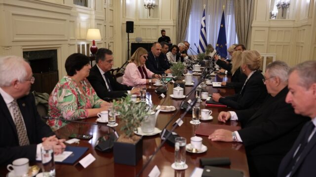 Με κινητό στις εξετάσεις γίνομαι και εγώ διπλωμάτης... Κόμπρα
