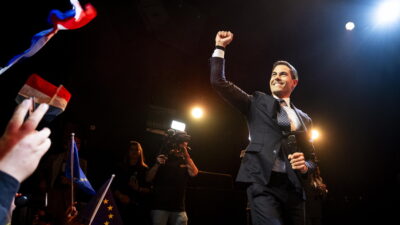 Ποιος είναι ο ομοφυλόφιλος mini Ρούτε που ράβει κοστούμι πρωθυπουργού στην Ολλανδία, Όλγα Μαύρου