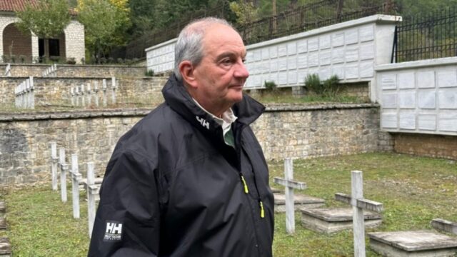 Φόρο τιμής στα μνημεία πεσόντων Ελλήνων στη Βόρεια Ήπειρο απέτισε ο Κ. Καραμανλής