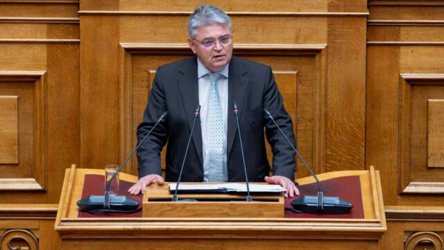 Νατσιός στη Βουλή: «Πολιτισμική ήττα η αριθμοποίηση των παιδιών μας – Η κυβέρνηση σπέρνει φόβο και υποτέλεια»