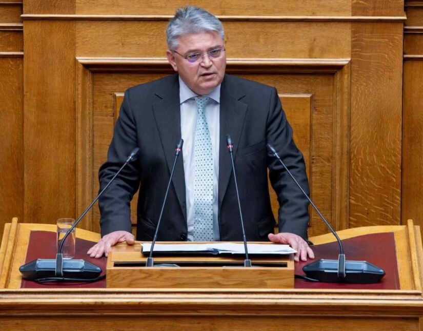 Νατσιός στη Βουλή: «Πολιτισμική ήττα η αριθμοποίηση των παιδιών μας – Η κυβέρνηση σπέρνει φόβο και υποτέλεια»