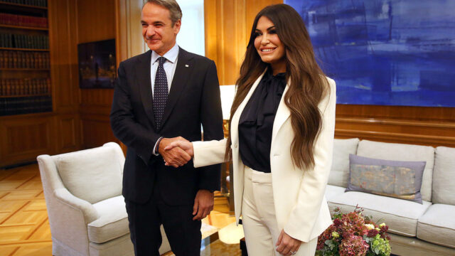 Στο Μέγαρο Μαξίμου η Κίμπερλι Γκίλφοϊλ – Σε εξέλιξη η συνάντηση με Μητσοτάκη