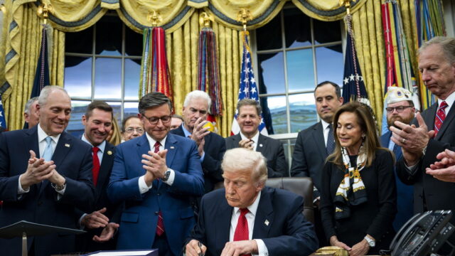 Shutdown τέλος: Υπέγραψε ο Τραμπ, στο 1,8 τρισ. το κόστος