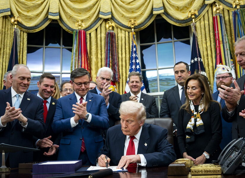 Shutdown τέλος: Υπέγραψε ο Τραμπ, στο 1,8 τρισ. το κόστος