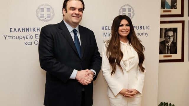 Με την πρέσβη Γκιλφόιλ συναντήθηκε ο Πιερρακάκης