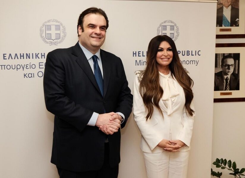 Με την πρέσβη Γκιλφόιλ συναντήθηκε ο Πιερρακάκης