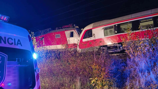 Σφοδρή σύγκρουση δύο τρένων στη Σλοβακία – Σε εξέλιξη οι έρευνες