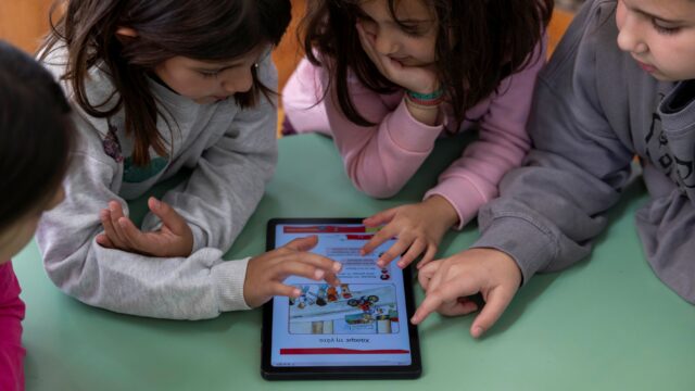 COSMOTE TELEKOM: Νέα εποχή συνδεσιμότητας σε όλα τα δυσπρόσιτα σχολεία της χώρας με δωρεάν γρήγορο ίντερνετ