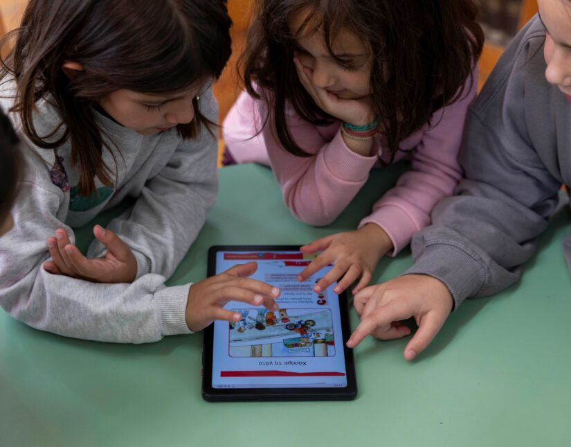 COSMOTE TELEKOM: Νέα εποχή συνδεσιμότητας σε όλα τα δυσπρόσιτα σχολεία της χώρας με δωρεάν γρήγορο ίντερνετ