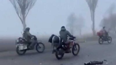 Σκηνές "Mad Max" στο Ποκρόφσκ: Ρώσοι στρατιώτες προελαύνουν με μηχανές μέσα στην ομίχλη