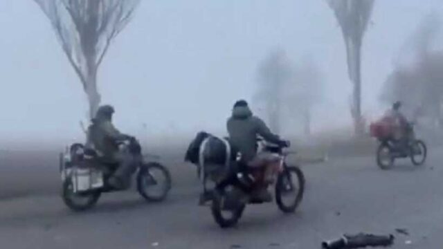 Σκηνές "Mad Max" στο Ποκρόφσκ: Ρώσοι στρατιώτες προελαύνουν με μηχανές μέσα στην ομίχλη