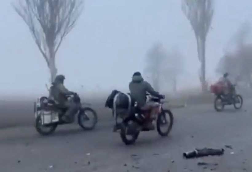 Σκηνές "Mad Max" στο Ποκρόφσκ: Ρώσοι στρατιώτες προελαύνουν με μηχανές μέσα στην ομίχλη