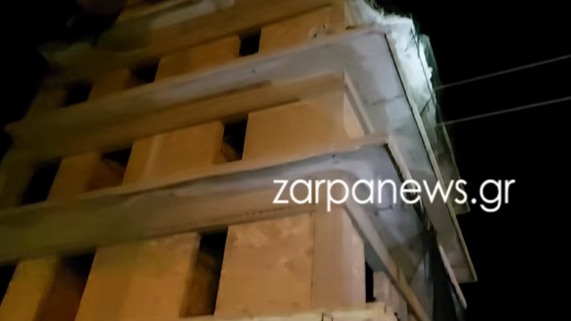 Μπαλκόνι 4ου ορόφου κατέρρευσε στο δρόμο!