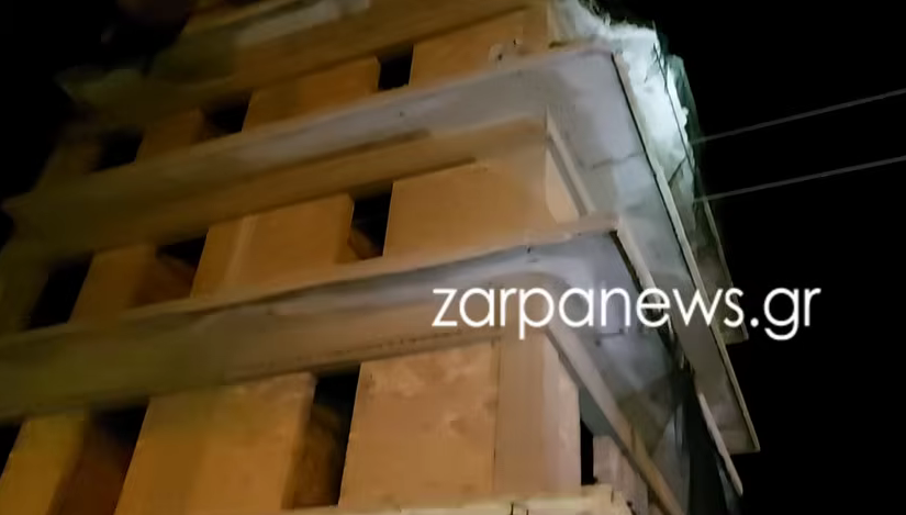 Μπαλκόνι 4ου ορόφου κατέρρευσε στο δρόμο!