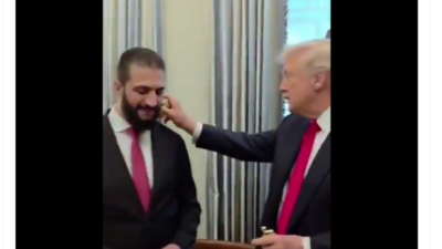 Viral το βίντεο με τον Τραμπ να ψεκάζει τον αλ Σάρα με το άρωμά του