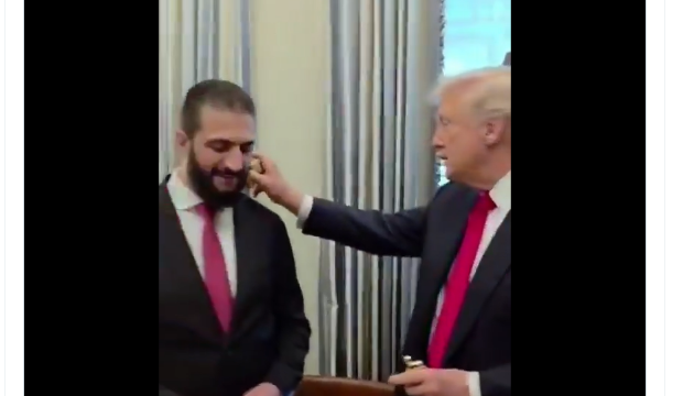 Viral το βίντεο με τον Τραμπ να ψεκάζει τον αλ Σάρα με το άρωμά του