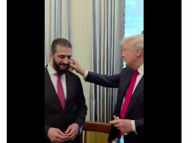 Viral το βίντεο με τον Τραμπ να ψεκάζει τον αλ Σάρα με το άρωμά του