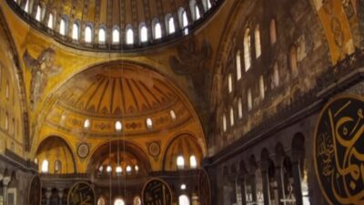 Γερανοί.. μέσα στην Αγία Σοφία λόγω αναστήλωσης!