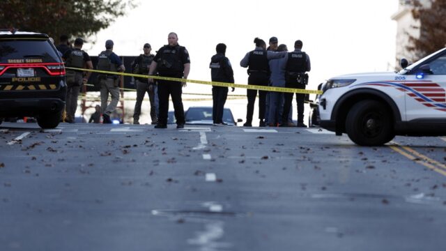 Ο τρόμος επέστρεψε στις ΗΠΑ – O ένοπλος είχε στήσει ενέδρα στους Εθνοφρουρούς