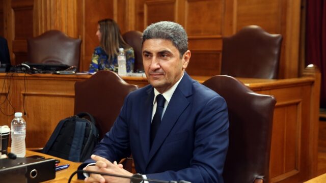 Η Τυχεροπούλου ξεβράκωσε τον... βαρύ κι ασήκωτο Αυγενάκη