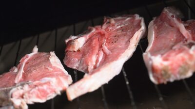 Διευκολύνει ή δυσκολεύει τον ύπνο η πρωτεΐνη στο βραδινό;