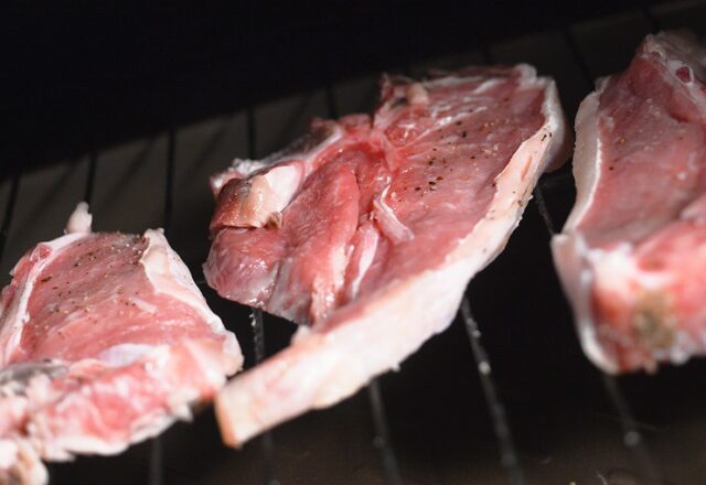 Διευκολύνει ή δυσκολεύει τον ύπνο η πρωτεΐνη στο βραδινό;