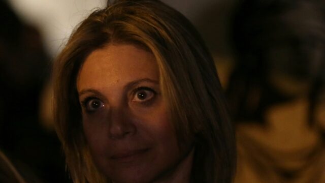 Γνωρίζει η Καρυστιανού τις γελοιότητες που γράφουν συνεργάτες της;