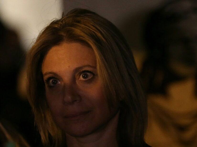 Γνωρίζει η Καρυστιανού τις γελοιότητες που γράφουν συνεργάτες της;