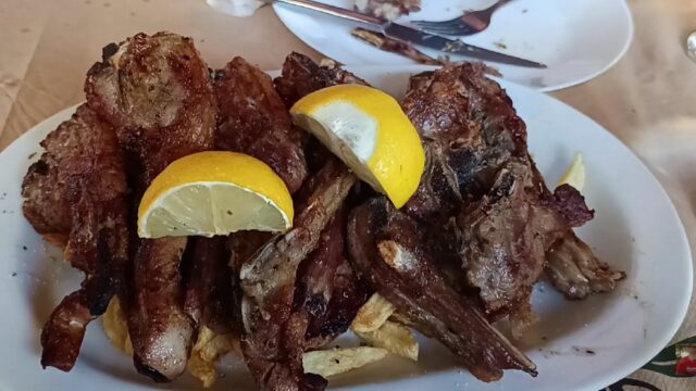 Τα τσάκισε τα παϊδάκια στου Τσομπανάκου η Κίμπερλι!