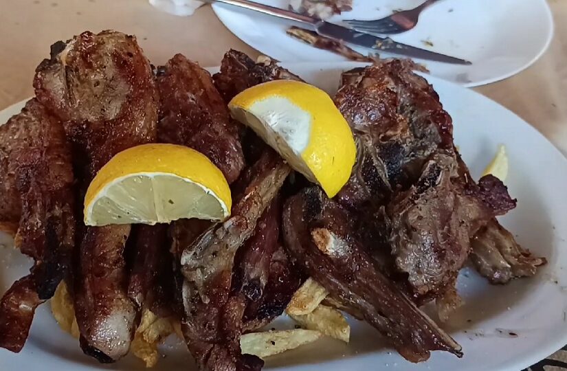 Τα τσάκισε τα παϊδάκια στου Τσομπανάκου η Κίμπερλι!